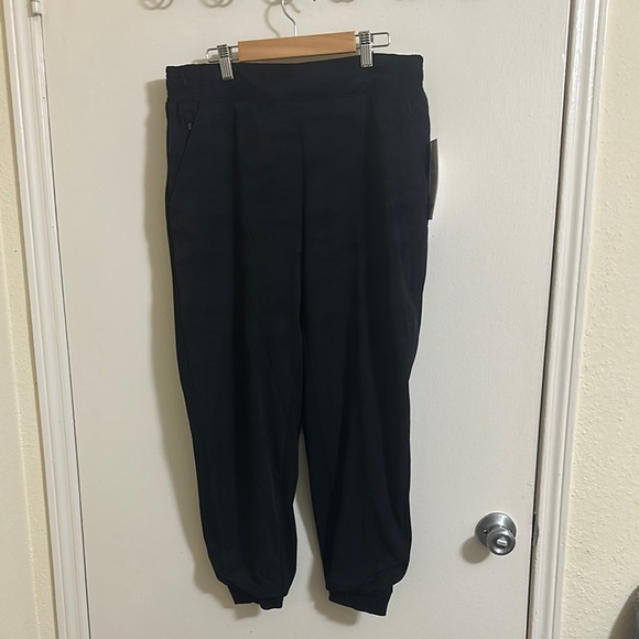 NWT Athleta Brooklyn Lined Black Camo Joggers 12P - Picture 1 of 6
